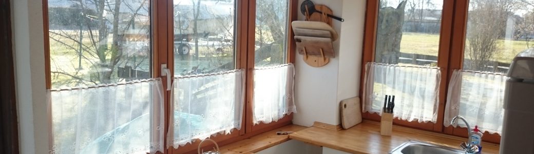 Helle Küche im EG rechts mit Spülmaschine