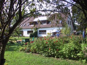 Auf dem gut gedämmten Dach befindet sich neben der WW-Solaranlage eine PV-Anlage